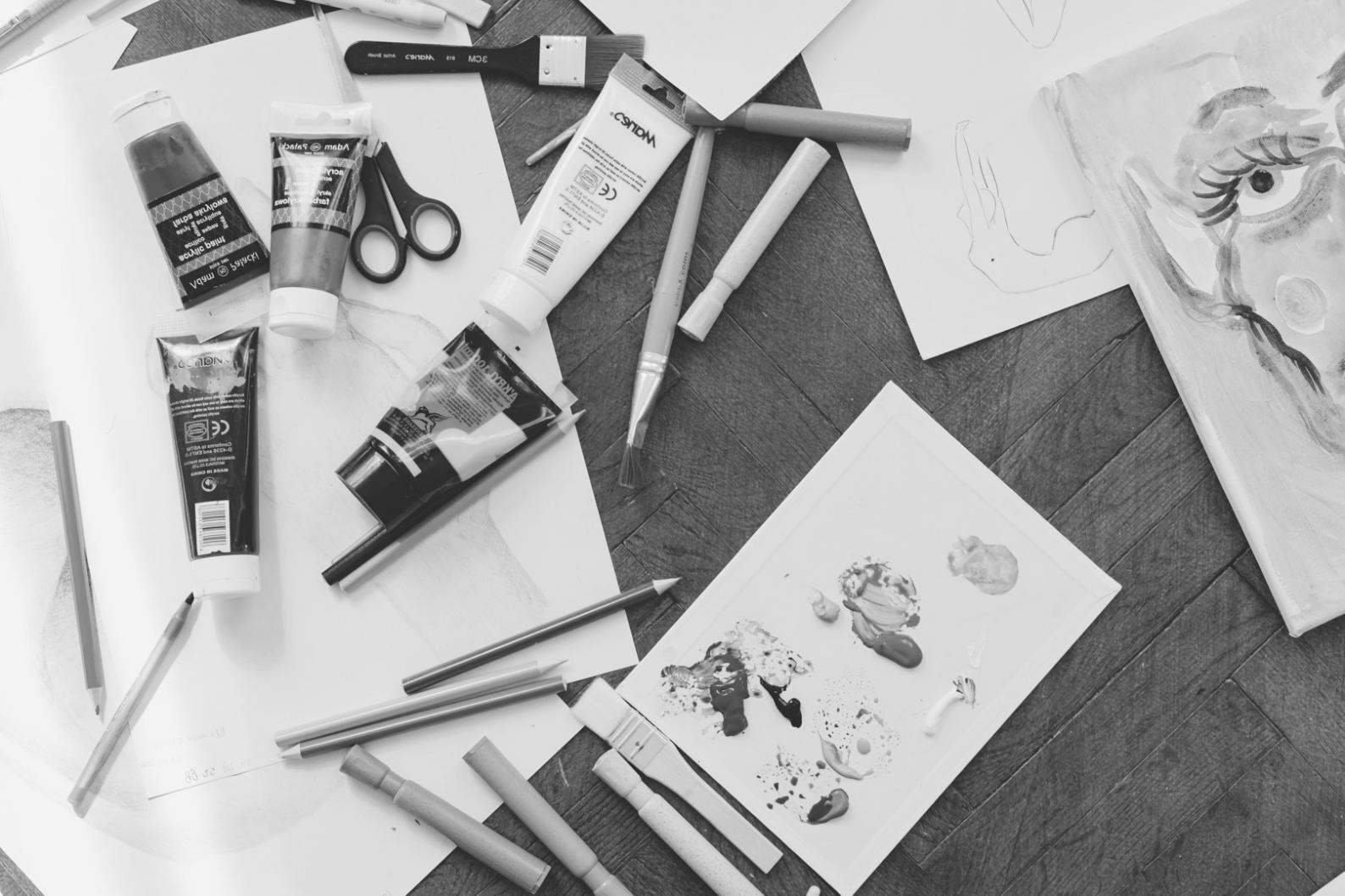 Estudiante practicando técnicas de dibujo de naturaleza muerta en estudio